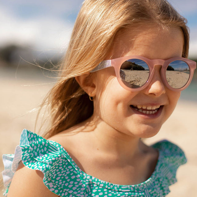 Sonnenbrille mit gestreiften Bügeln in Bonbonrosa